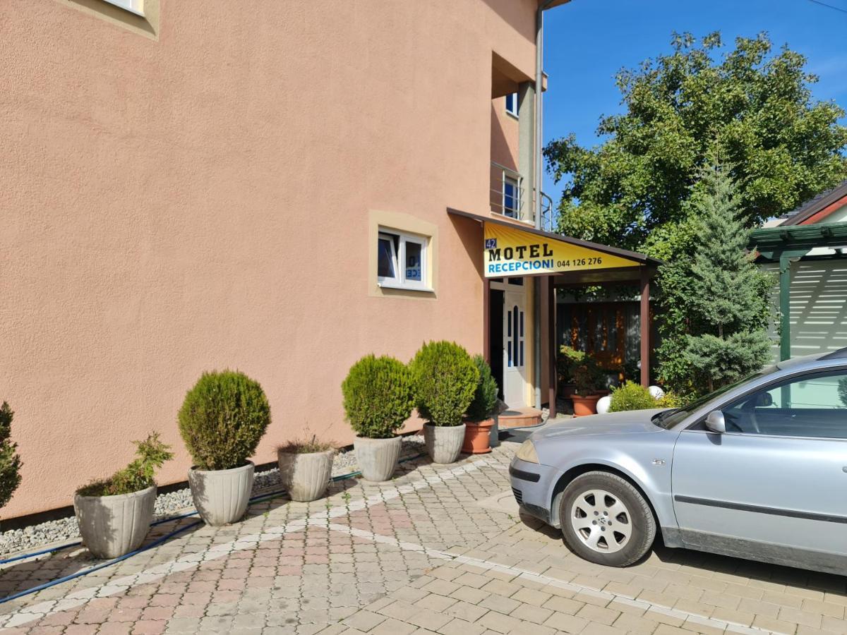Holiday Урошевац Экстерьер фото