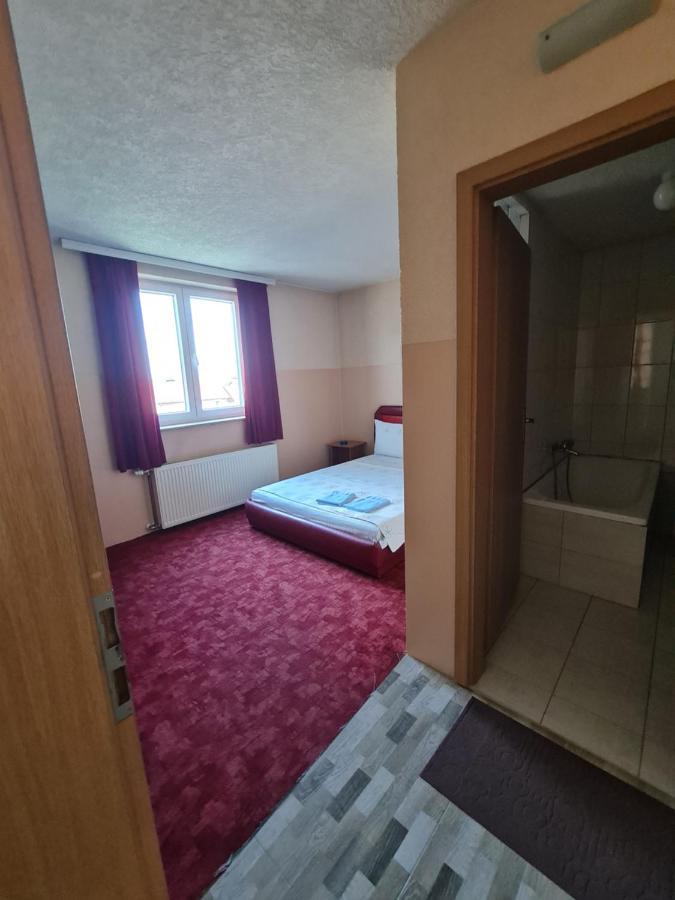 Holiday Урошевац Экстерьер фото